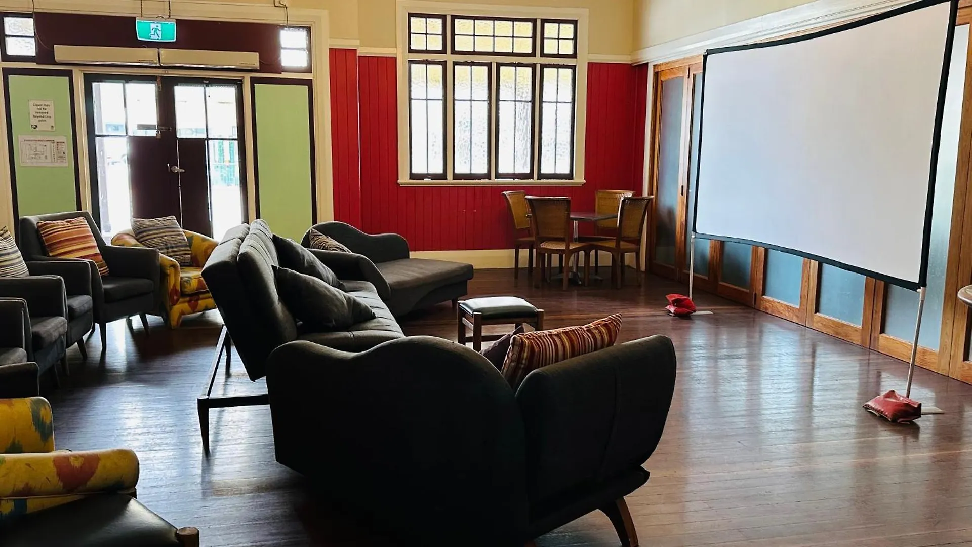 Hostel Exchange Hotel Backpacker Resort Mossman